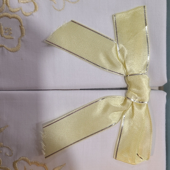 Heritage Pillowcases: Gold, NIB💛 - Picture 14 of 16